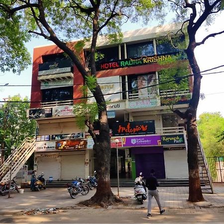 Hotel Radha Krishna Ананд Экстерьер фото