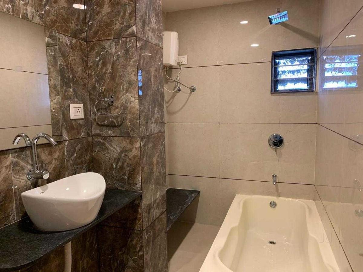 Hotel Radha Krishna Ананд Экстерьер фото