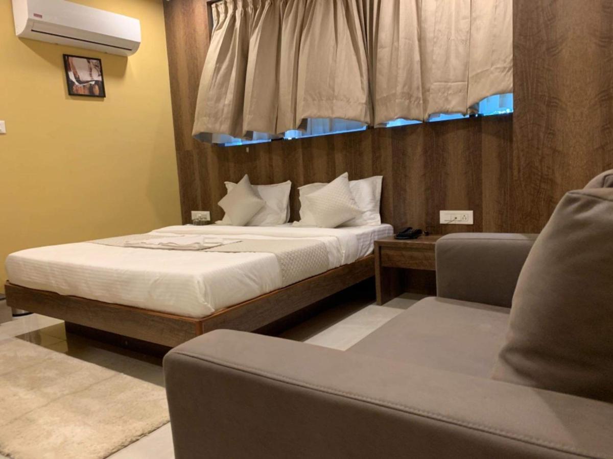 Hotel Radha Krishna Ананд Экстерьер фото
