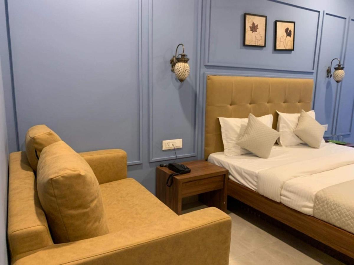 Hotel Radha Krishna Ананд Экстерьер фото